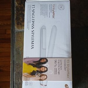 T3 White SinglePass StyleMax Flat Iron.    D